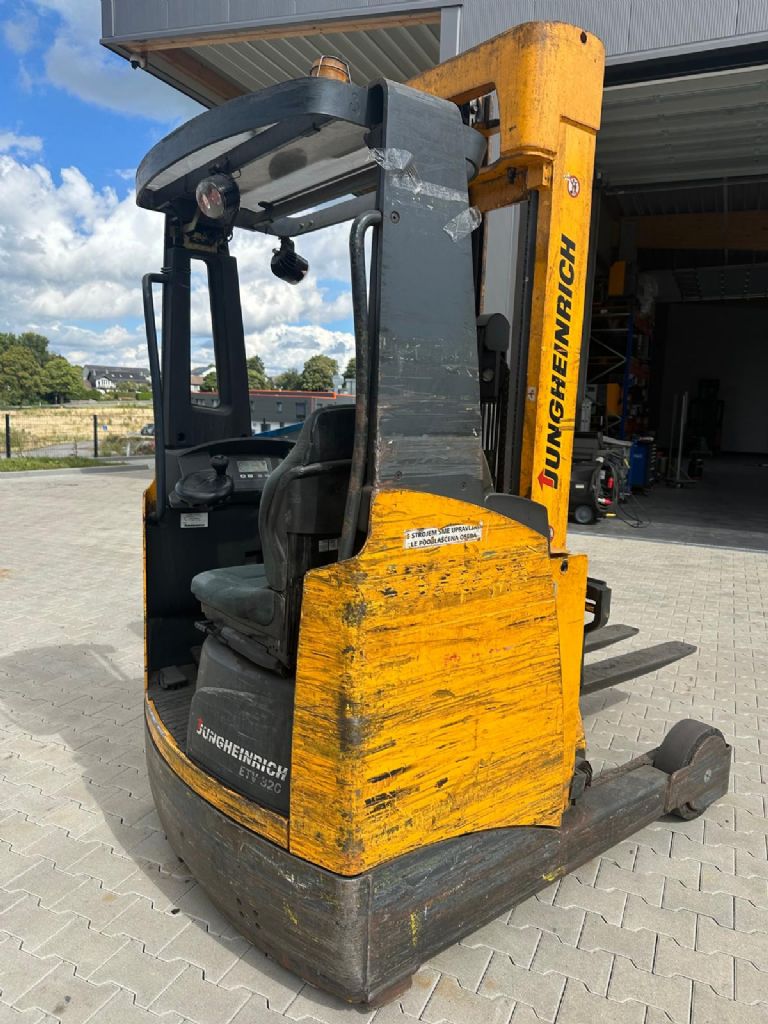 Jungheinrich ETV320 Schubmaststapler www.fm-foerdertechnik.com Jungheinrich ETV320 Schubmaststapler www.fm-foerdertechnik.com