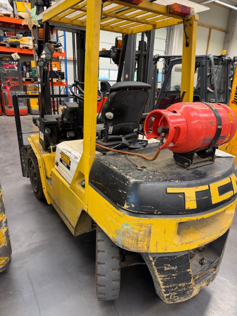 TCM FG30N9 LPG Forklifts www.fm-foerdertechnik.com TCM FG30N9 LPG Forklifts www.fm-foerdertechnik.com