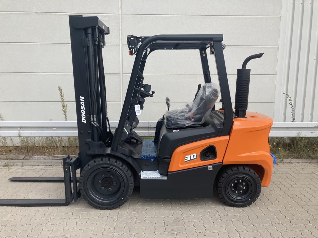 Doosan-D 30 NXS-Diesel Forklift-www.forkliftcenter-bremen.de