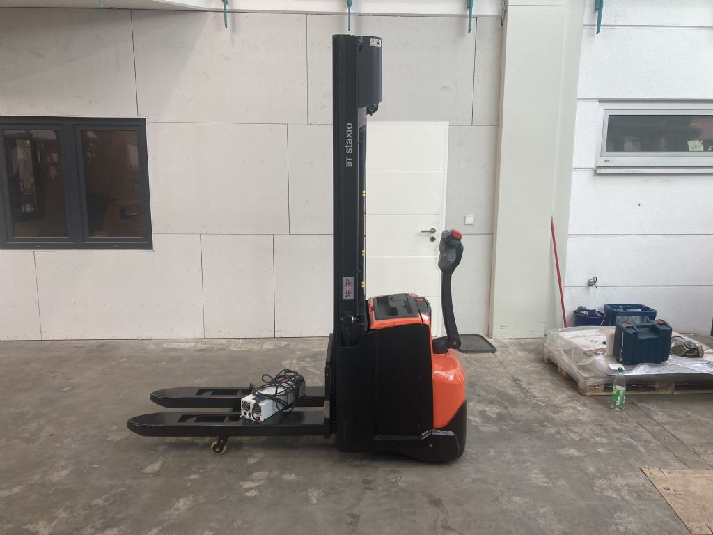 Toyota-SWE 140 L / AKKU NEU / BERHOLT -Hochhubwagen-www.forkliftcenter-bremen.de