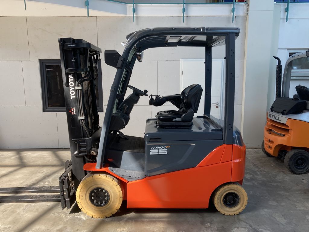 Toyota-8 FBMKT 25 -Elektro 4 Rad-Stapler-www.forkliftcenter-bremen.de