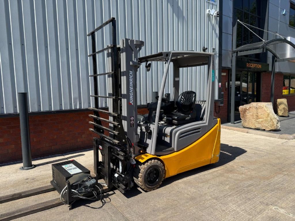 Jungheinrich-EFG 220 / 2471 Std. -Electric 3-wheel forklift-www.forkliftcenter-bremen.de