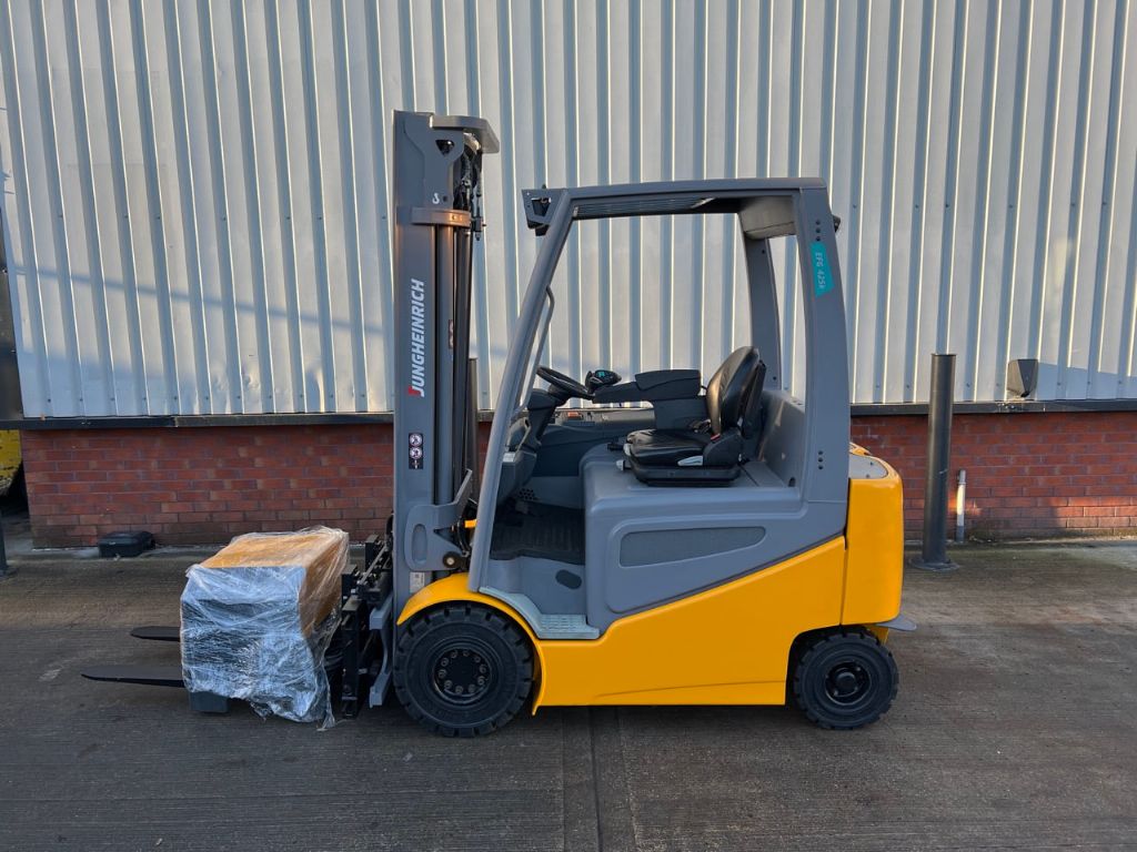 Jungheinrich-EFG 425 / 1870 Std. / ZVG + SS-Elektro 4 Rad-Stapler-www.forkliftcenter-bremen.de