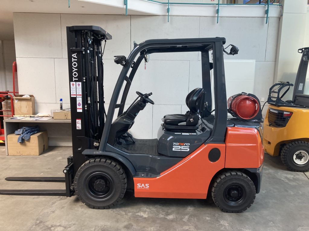 Toyota-02 8 FGF 25 / berholt-LPG Forklifts-www.forkliftcenter-bremen.de