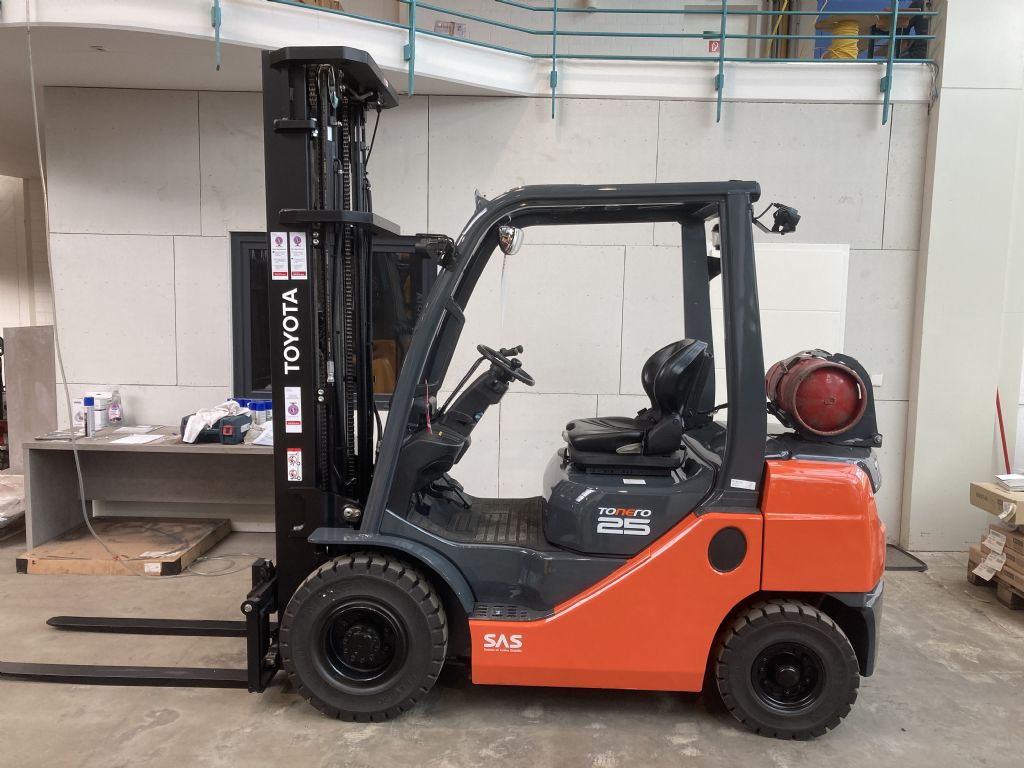 Toyota-02 8 FGF 25 / berholt-Treibgasstapler-www.forkliftcenter-bremen.de