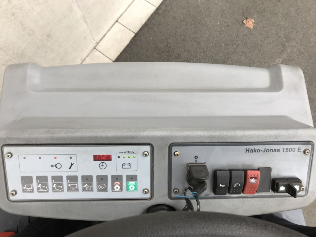 Hako-Jonas 1500EH-Kehrsaugmaschine-www.frenz-gabelstapler.de Hako-Jonas 1500EH-Kehrsaugmaschine-www.frenz-gabelstapler.de