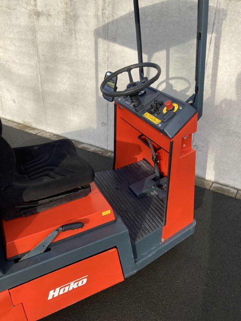 Hako-Sherpa 3000 T8-Kehrsaugmaschine-www.frenz-gabelstapler.de Hako-Sherpa 3000 T8-Kehrsaugmaschine-www.frenz-gabelstapler.de