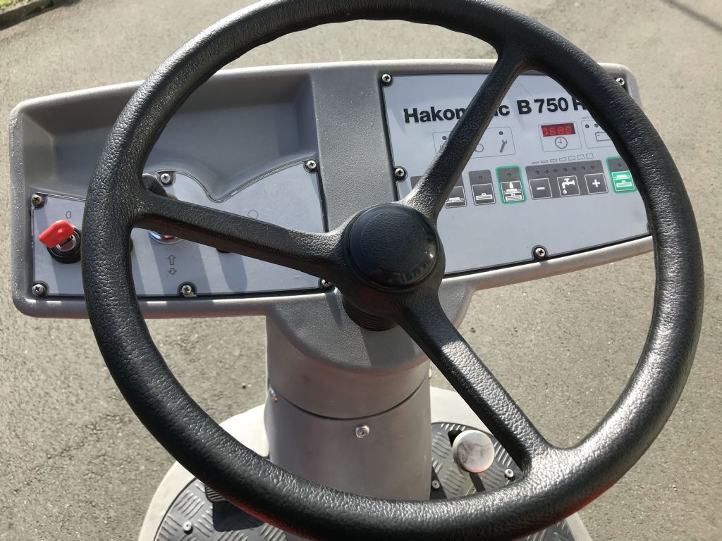 Hako-Hakomatic B115R TB750-Scheuersaugmaschine-www.frenz-gabelstapler.de Hako-Hakomatic B115R TB750-Scheuersaugmaschine-www.frenz-gabelstapler.de
