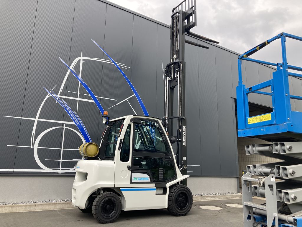 UniCarriers-DX30-Treibgasstapler-www.frenz-gabelstapler.de UniCarriers-DX30-Treibgasstapler-www.frenz-gabelstapler.de