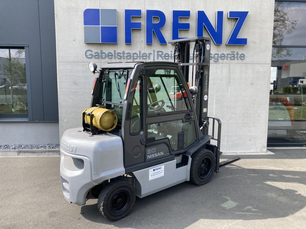 Nissan-DX30-Treibgasstapler-www.frenz-gabelstapler.de