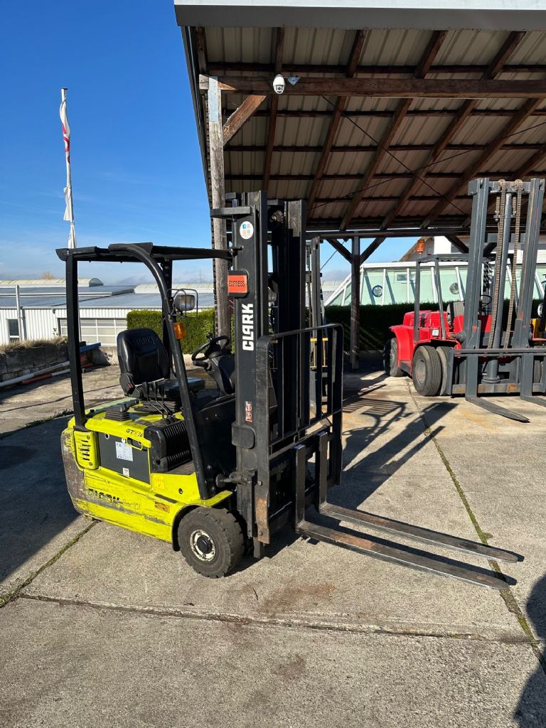 Clark GTX16 Elektro 3 Rad-Stapler gfg-gabelstapler.de