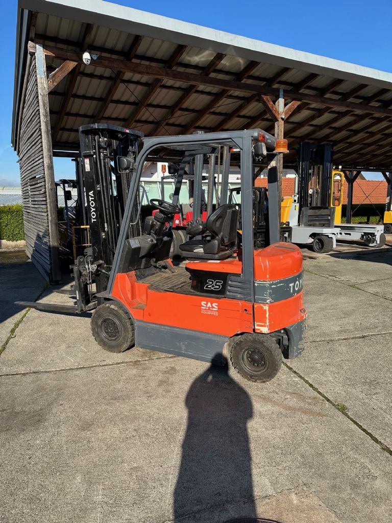 Toyota 8FBMT25 Elektro 4 Rad-Stapler gfg-gabelstapler.de