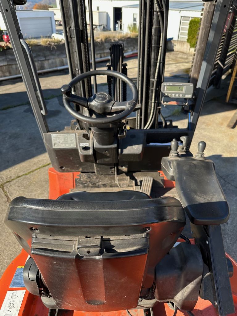 Toyota 8FBMT25 Elektro 4 Rad-Stapler gfg-gabelstapler.de