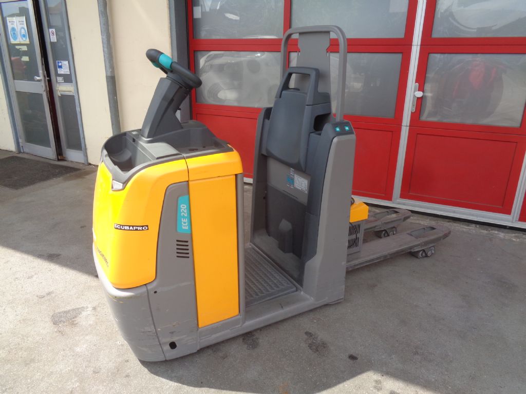 Jungheinrich-ECE 220-Fahrerstandstapler www.gabelstapler-graf.de
