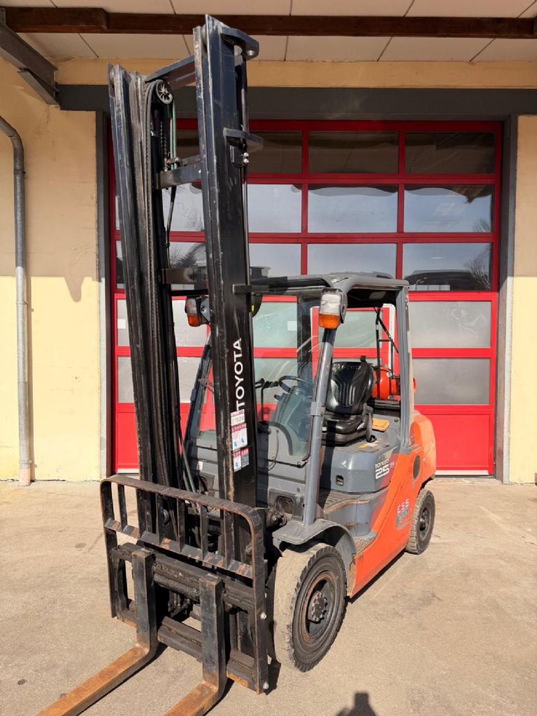 Toyota-02-8FGF25-Treibgasstapler www.gabelstapler-graf.de