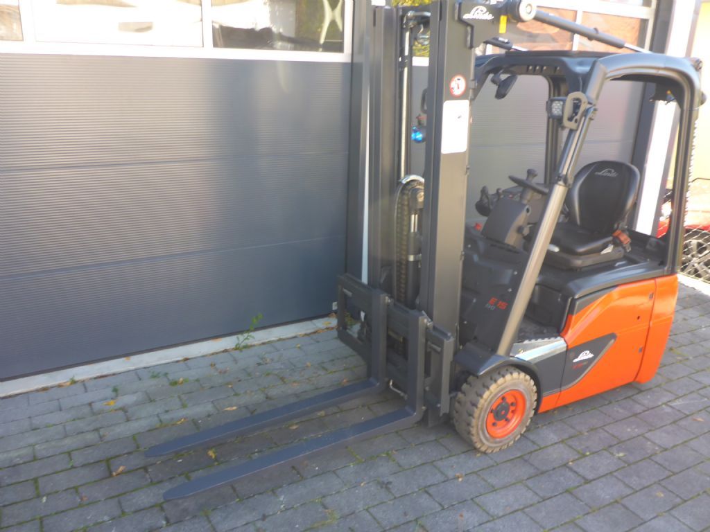 Linde-E15-Elektro 3 Rad-Stapler-www.stapler-graf.de