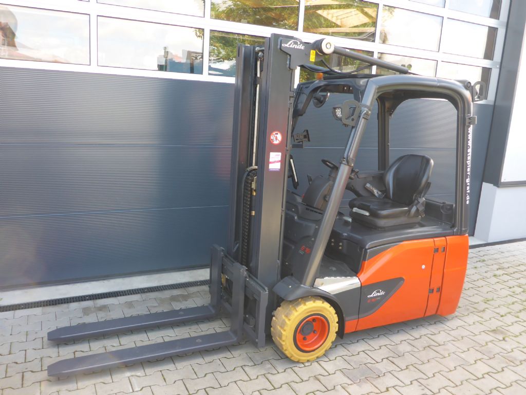 Linde-E18-Elektro 3 Rad-Stapler-www.stapler-graf.de
