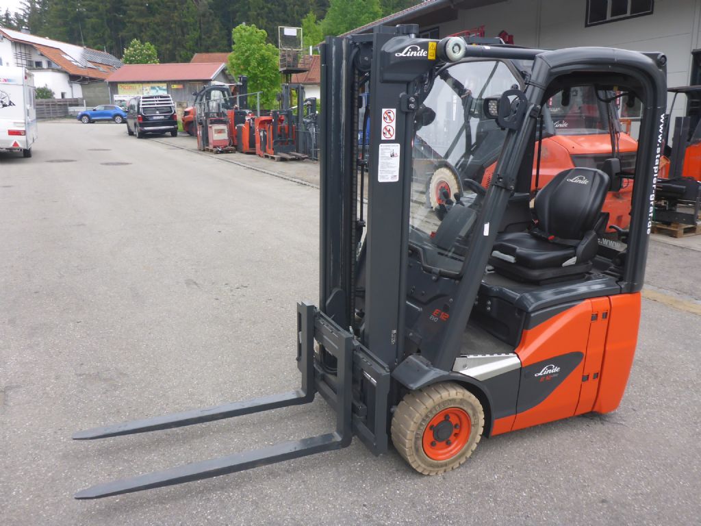 Linde-E12-Elektro 3 Rad-Stapler-www.stapler-graf.de