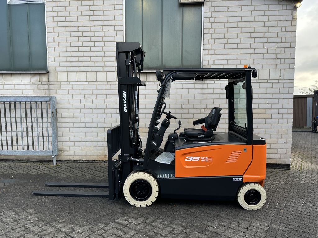 Doosan B35X-7 Plus Elektro 4 Rad-Stapler www.graf-gabelstapler.de