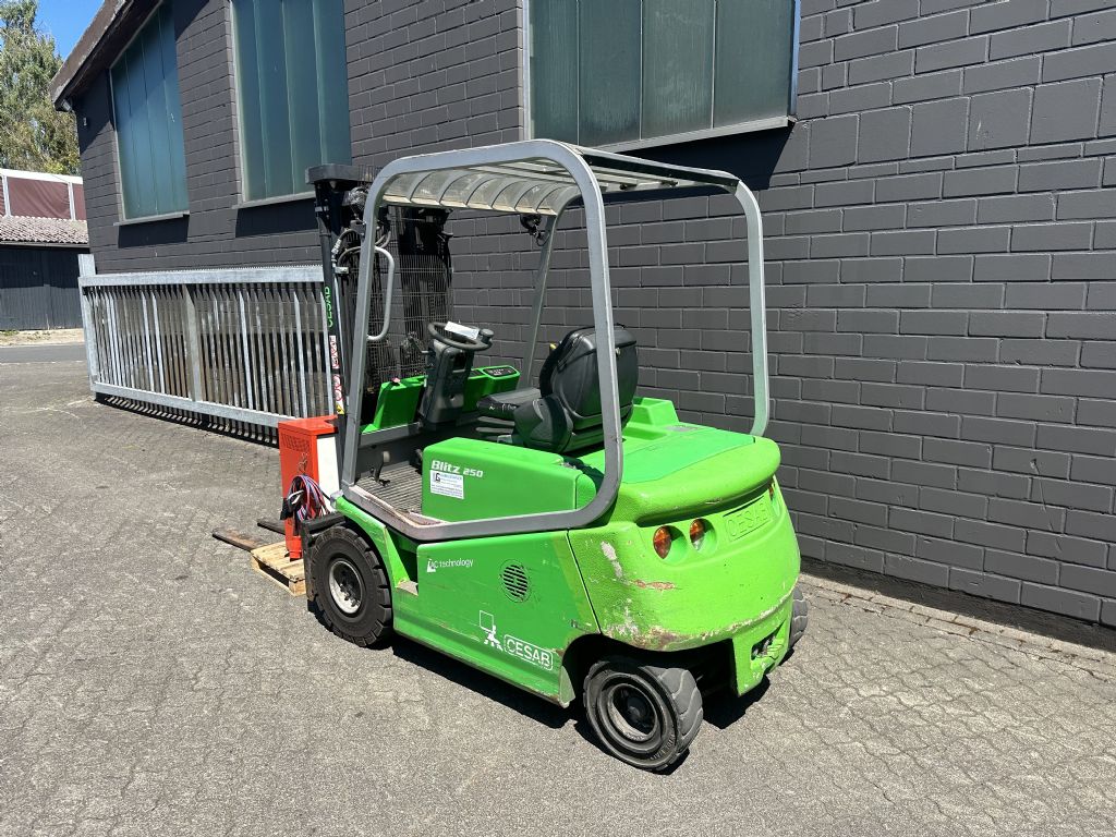 Cesab Blitz 250 Elektro 4 Rad-Stapler www.graf-gabelstapler.de Cesab Blitz 250 Elektro 4 Rad-Stapler www.graf-gabelstapler.de