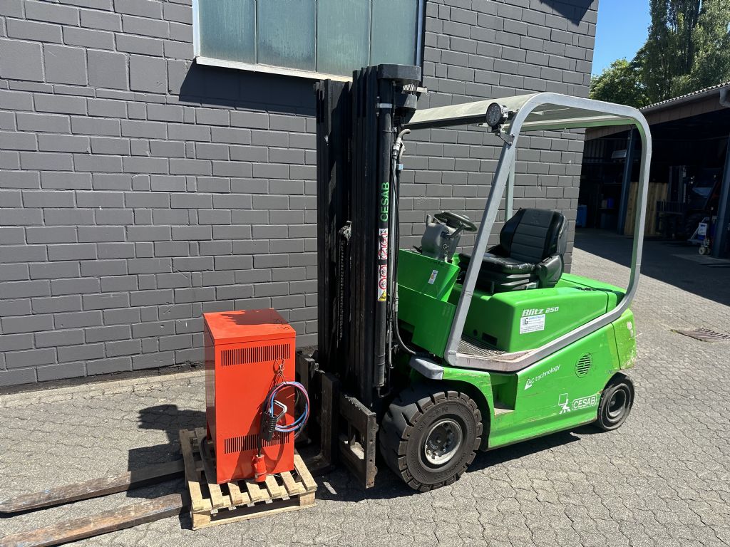 Cesab Blitz 250 Elektro 4 Rad-Stapler www.graf-gabelstapler.de Cesab Blitz 250 Elektro 4 Rad-Stapler www.graf-gabelstapler.de
