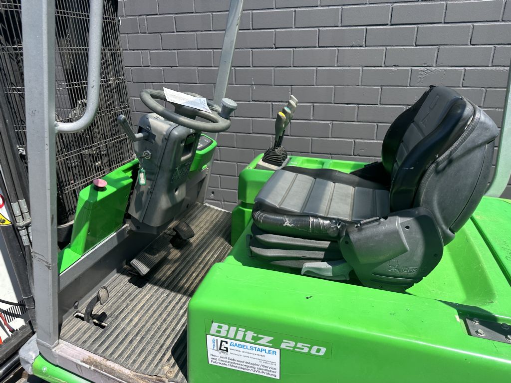 Cesab Blitz 250 Elektro 4 Rad-Stapler www.graf-gabelstapler.de Cesab Blitz 250 Elektro 4 Rad-Stapler www.graf-gabelstapler.de