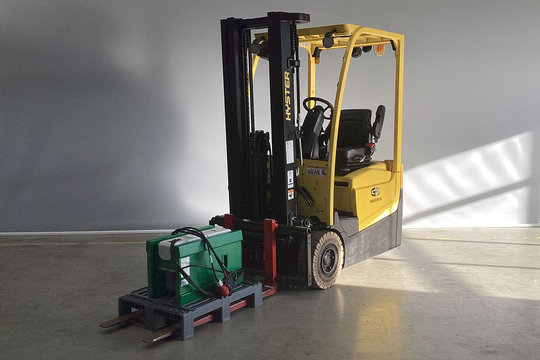 Hyster-A1.3XNT-Elektro 3 Rad-Stapler-www.gs-gabelstapler.de