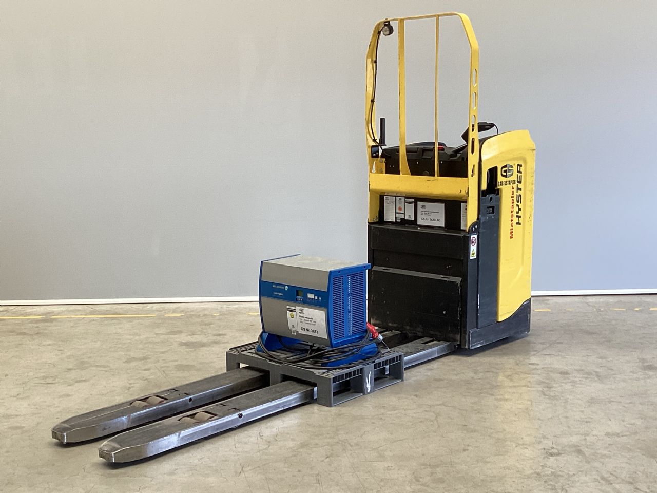 Hyster-RP2.5N/L-Quersitzstapler-www.gs-gabelstapler.de