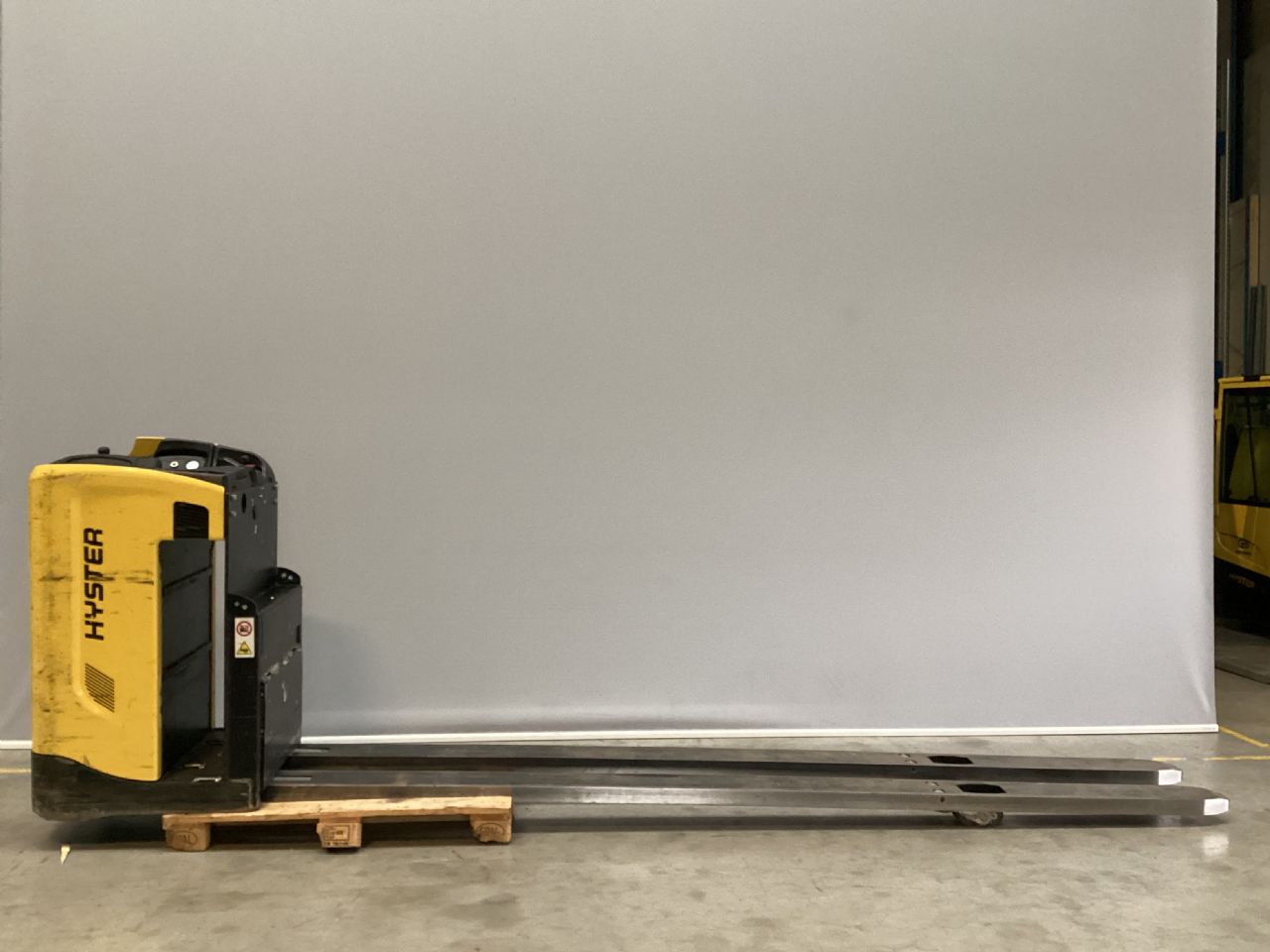 Hyster-RP2.5N/LL-Quersitzstapler-www.gs-gabelstapler.de