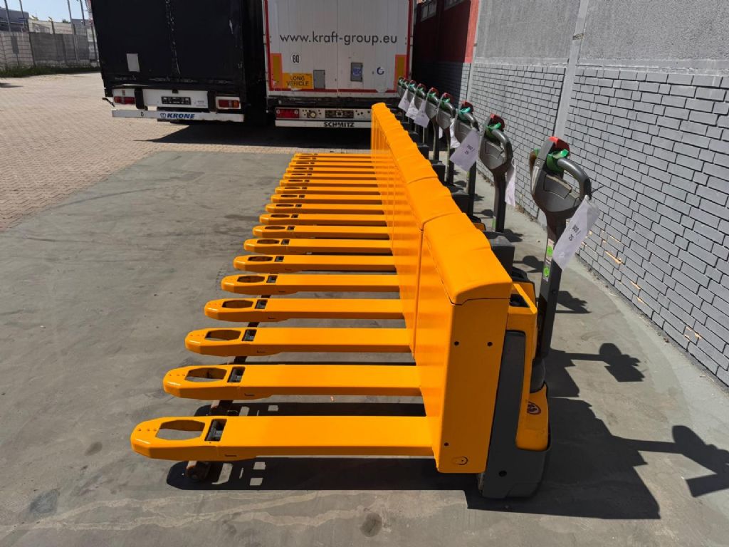 Jungheinrich EJE 220 Stunden 4200 /100x Vorhanden Akku 2024 Niederhubwagen www.gst-logistic.com Jungheinrich EJE 220 Stunden 4200 /100x Vorhanden Akku 2024 Niederhubwagen www.gst-logistic.com