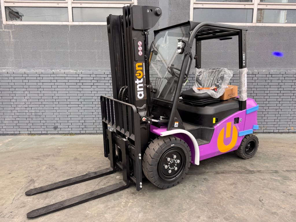 AntOn CBH 3.0 Baujahr 2025/ TRIPLEX/ NEUFAHRZEUG Elektro 4 Rad-Stapler www.gst-logistic.com