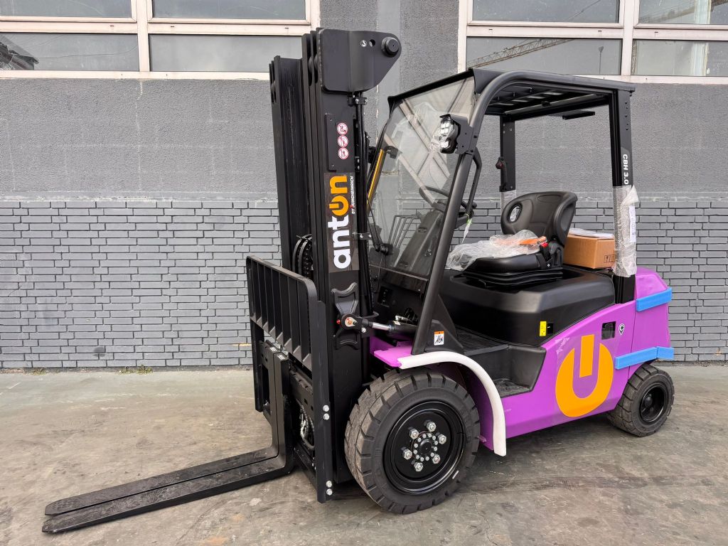 AntOn CBH 3.0 Baujahr 2025/ TRIPLEX/ NEUFAHRZEUG Elektro 4 Rad-Stapler www.gst-logistic.com