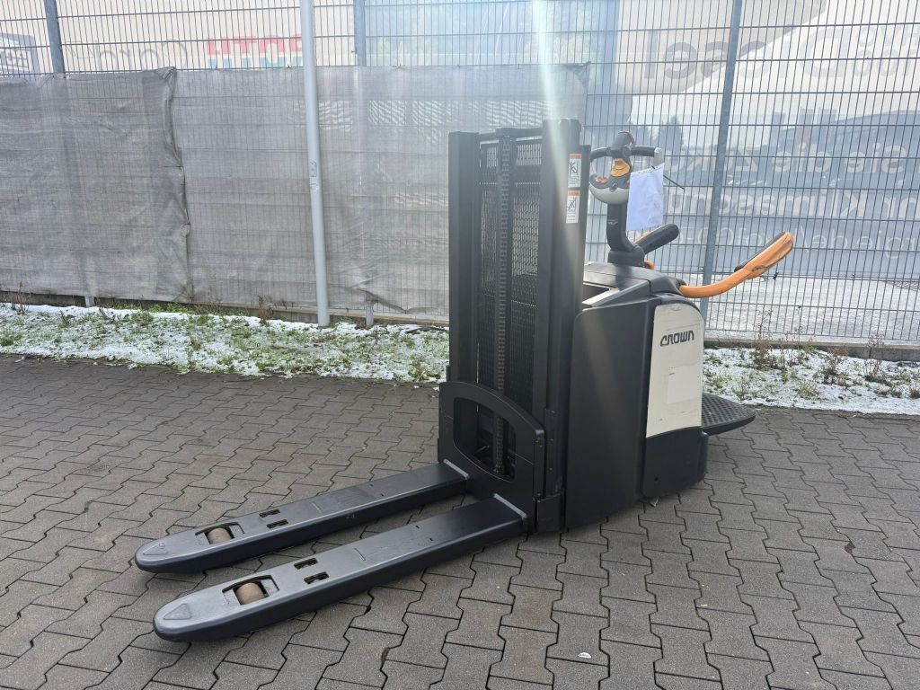 Crown DT 3040 Baujahr 2015/  Stunden 4305 Akku 2022 Hochhubwagen www.gst-logistic.com