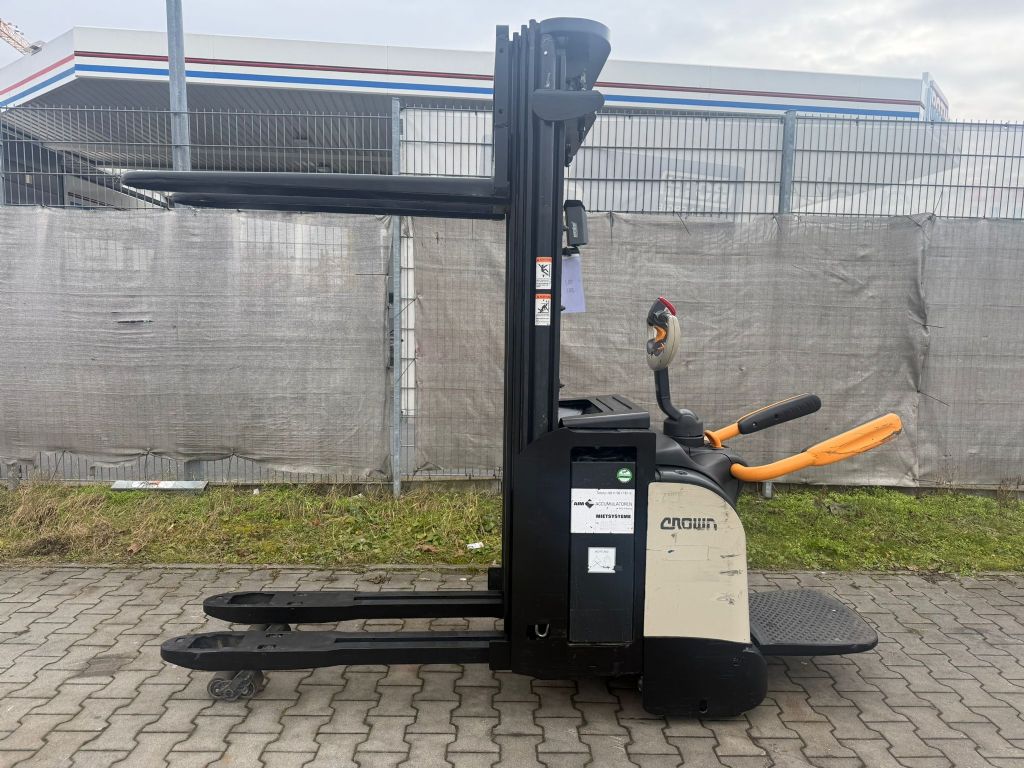 Crown ETi 4000 Baujahr 2016/ Akku 2022 Triplexmast Initialhub Hochhubwagen www.gst-logistic.com