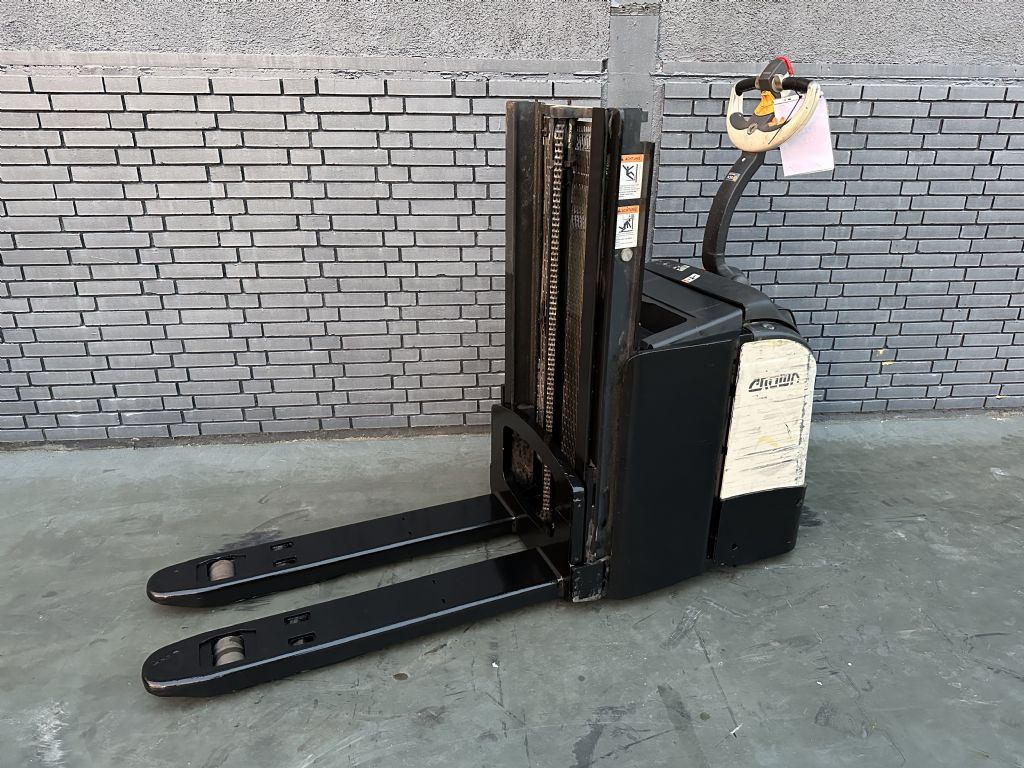 Crown DT 3040  Baujahr 2016/  HH 2,1M / Stunden 2858/ Akku 2018 Hochhubwagen www.gst-logistic.com