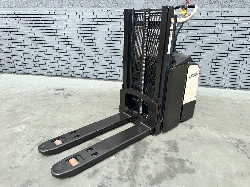 Crown DT 3040  Baujahr 2017/ Stunden 1199 / Akku 2017 Hochhubwagen www.gst-logistic.com