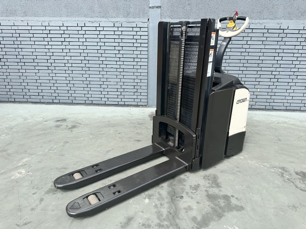 Crown DT 3040  Baujahr 2017/ Stunden 1222 / Akku 2018 Hochhubwagen www.gst-logistic.com