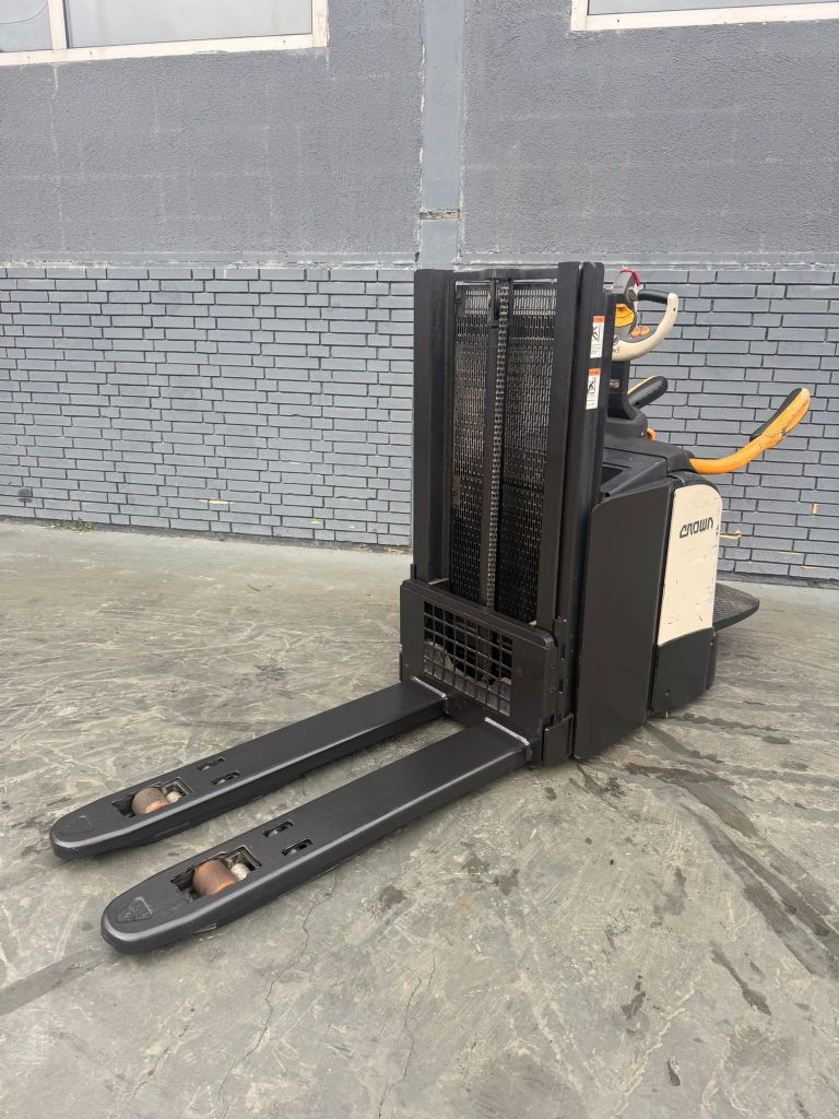 Crown DT 3040 Baujahr 2017/  Stunden 5108 Akku 2020 Hochhubwagen www.gst-logistic.com