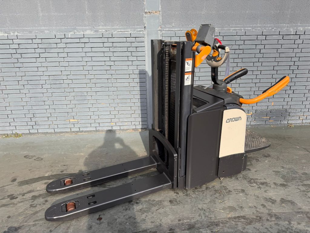 Crown DT 3040 Baujahr 2018/  Stunden 5502 Akku 2018 Hochhubwagen www.gst-logistic.com