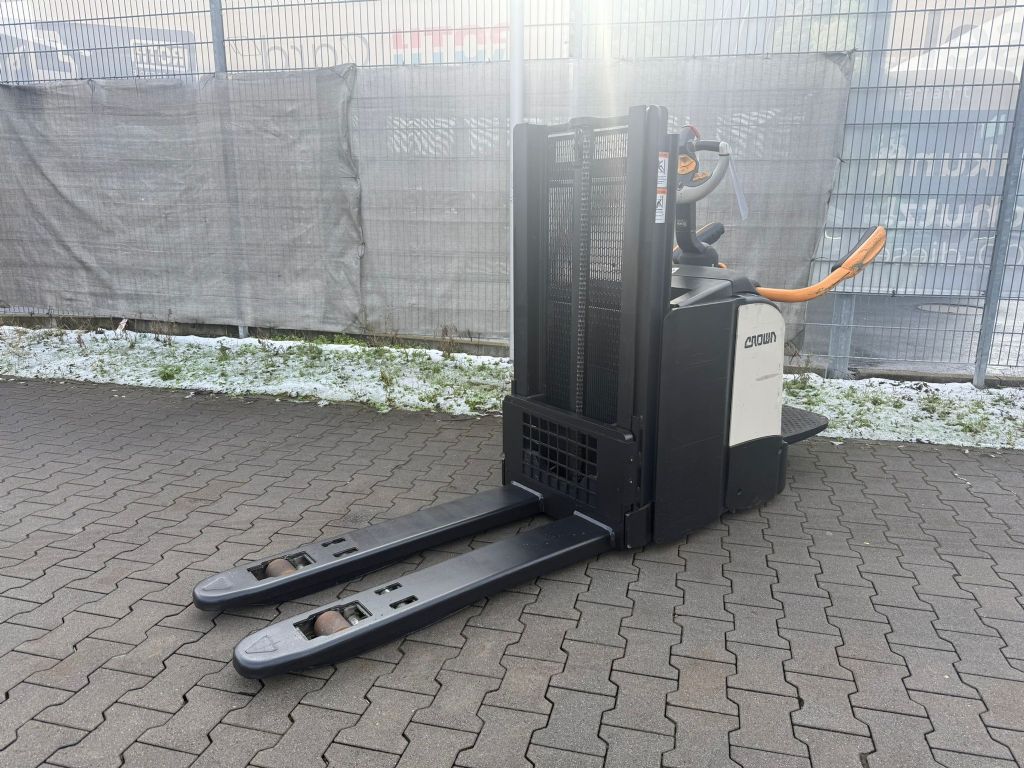 Crown DT 3040 Baujahr 2018/  Stunden 5190 Akku 2022 Hochhubwagen www.gst-logistic.com