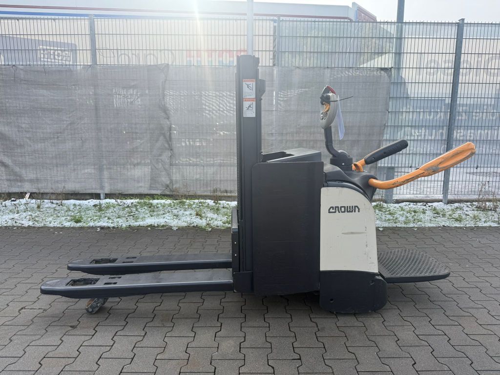 Crown DT 3040 Baujahr 2018/ Stunden 5190 Akku 2022 Hochhubwagen www.gst-logistic.com Crown DT 3040 Baujahr 2018/ Stunden 5190 Akku 2022 Hochhubwagen www.gst-logistic.com