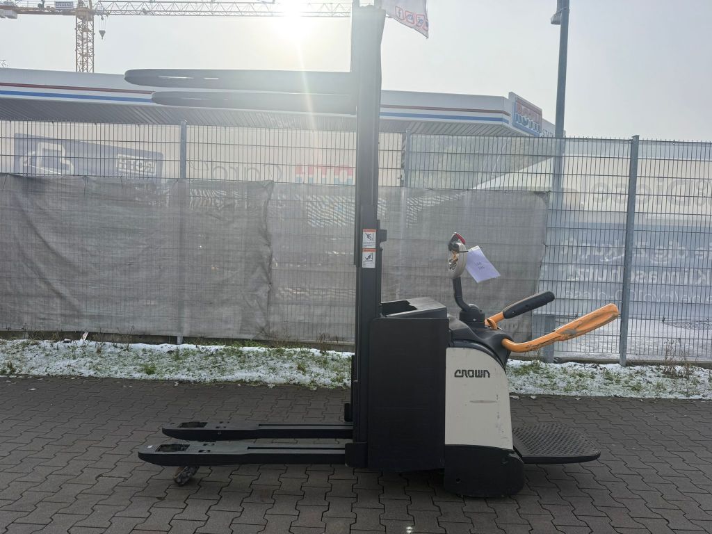 Crown DT 3040 Baujahr 2018/ Stunden 5190 Akku 2022 Hochhubwagen www.gst-logistic.com Crown DT 3040 Baujahr 2018/ Stunden 5190 Akku 2022 Hochhubwagen www.gst-logistic.com