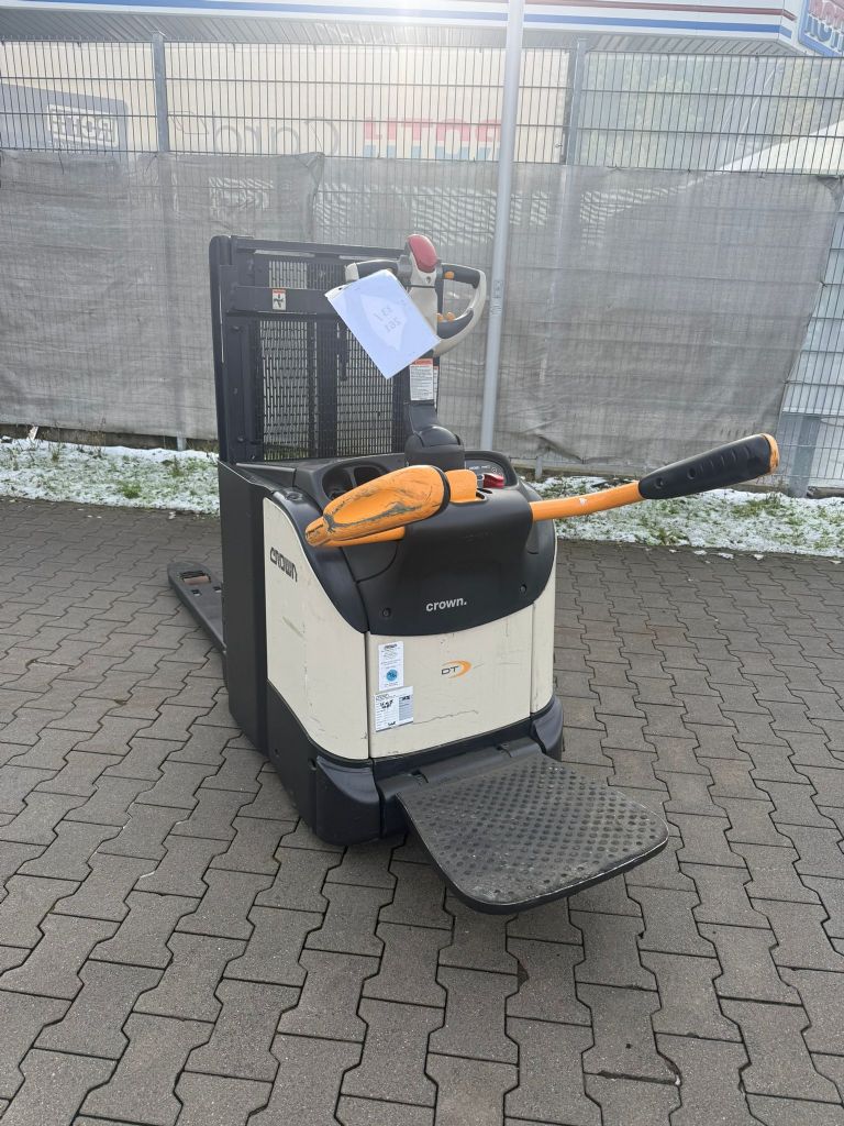 Crown DT 3040 Baujahr 2018/ Stunden 5190 Akku 2022 Hochhubwagen www.gst-logistic.com Crown DT 3040 Baujahr 2018/ Stunden 5190 Akku 2022 Hochhubwagen www.gst-logistic.com