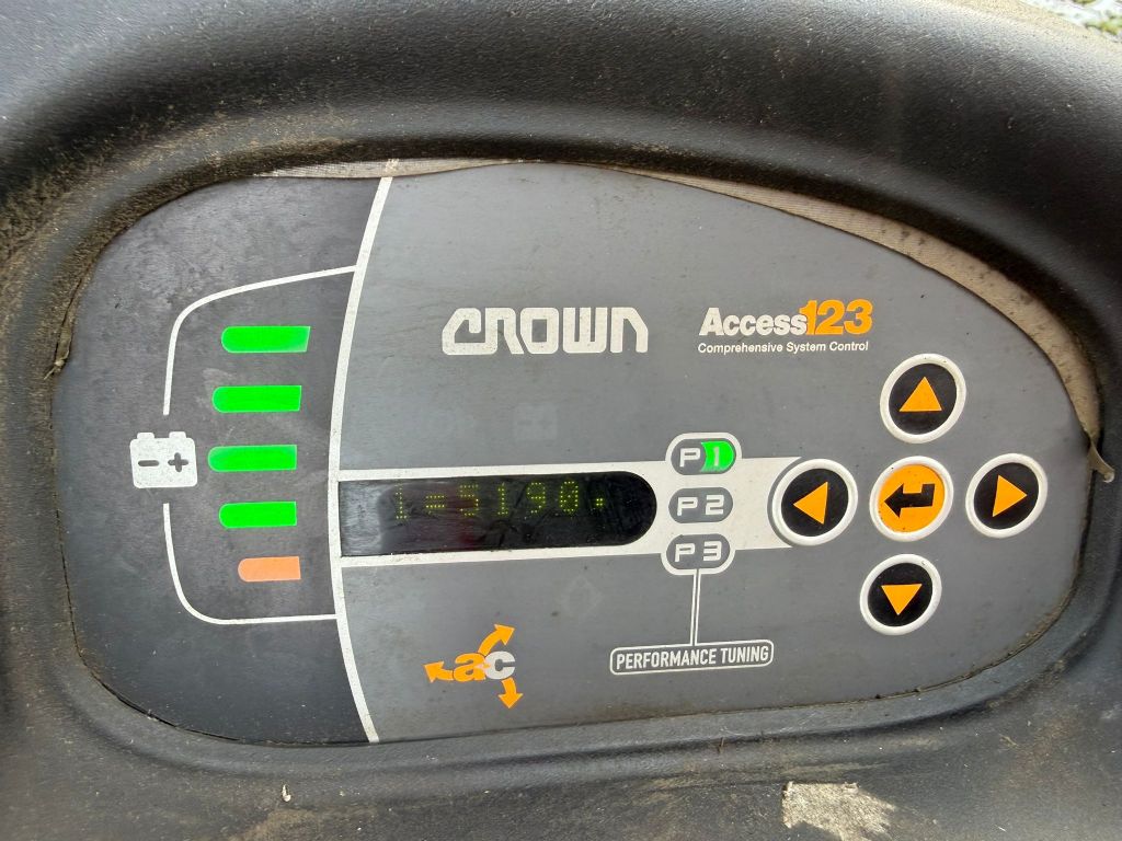 Crown DT 3040 Baujahr 2018/ Stunden 5190 Akku 2022 Hochhubwagen www.gst-logistic.com Crown DT 3040 Baujahr 2018/ Stunden 5190 Akku 2022 Hochhubwagen www.gst-logistic.com