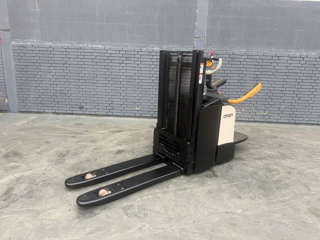 Crown DT 3040 Baujahr 2019/  Stunden 6005 Akku 2022 Hochhubwagen www.gst-logistic.com