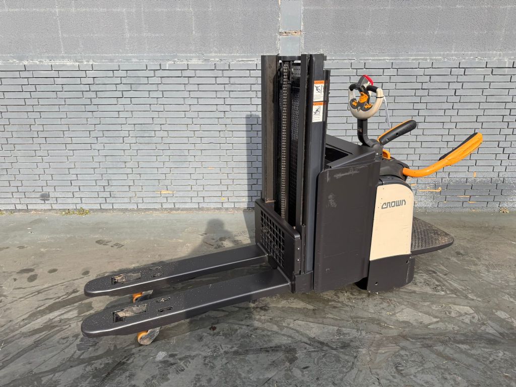 Crown DT 3040 Baujahr 2019/  Stunden 5716  Akku 2022 Hochhubwagen www.gst-logistic.com