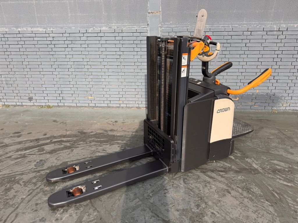 Crown DT 3040 Baujahr 2019/ Stunden 5716 Akku 2022 Hochhubwagen www.gst-logistic.com Crown DT 3040 Baujahr 2019/ Stunden 5716 Akku 2022 Hochhubwagen www.gst-logistic.com