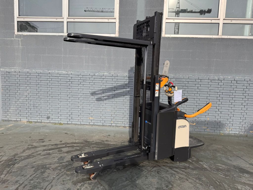 Crown DT 3040 Baujahr 2019/ Stunden 5716 Akku 2022 Hochhubwagen www.gst-logistic.com Crown DT 3040 Baujahr 2019/ Stunden 5716 Akku 2022 Hochhubwagen www.gst-logistic.com