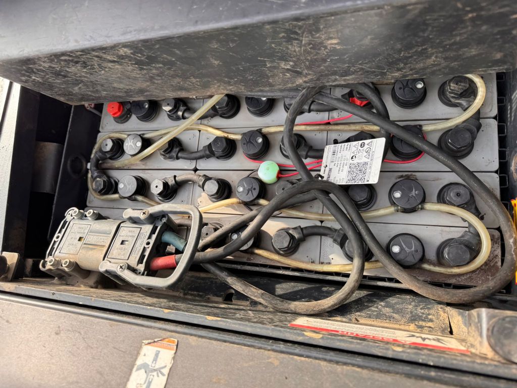 Crown DT 3040 Baujahr 2019/ Stunden 5716 Akku 2022 Hochhubwagen www.gst-logistic.com Crown DT 3040 Baujahr 2019/ Stunden 5716 Akku 2022 Hochhubwagen www.gst-logistic.com