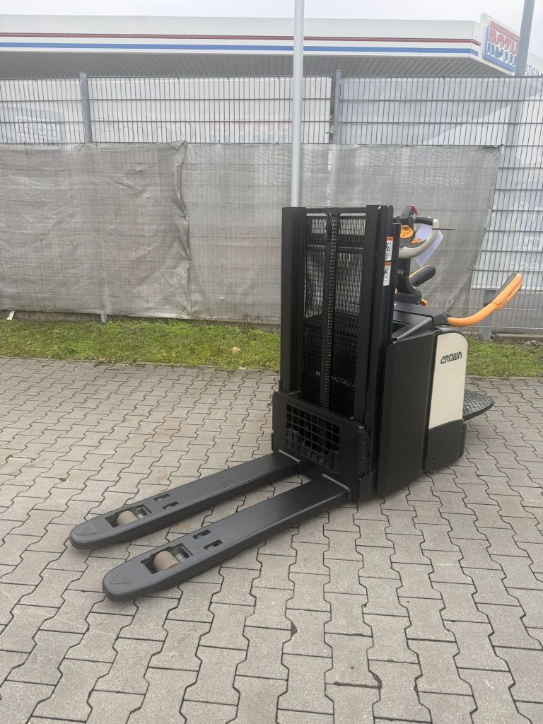 Crown DT 3040 Baujahr 2019/  Stunden 5906 Akku 2022 Hochhubwagen www.gst-logistic.com